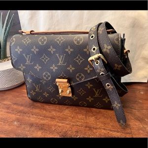 LOUIS VUITTON Pochette Metis Crossbody